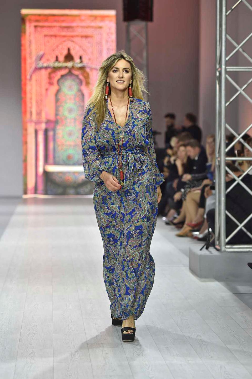 Karolina Szostak jako modelka w pokazie Natalii Jaroszewskiej