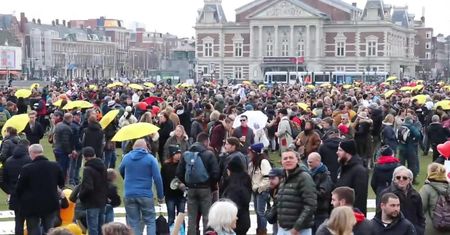Kilkanaście osób aresztowanych podczas protestu przeciwko obostrzeniom w Amsterdamie.