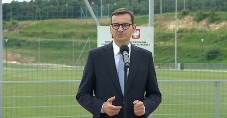 Migranci od tygodnia koczują na granicy polsko-białoruskiej. Premier wysyła na granicę wojsko.