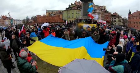 “Niepodległa Ukraina jest polską racją stanu”. Hołownia na wiecu solidarności z Ukrainą w Warszawie