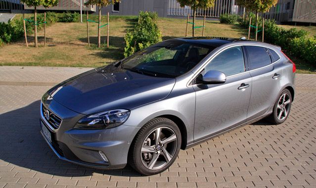 Volvo V40 T5: zmiana pod maską