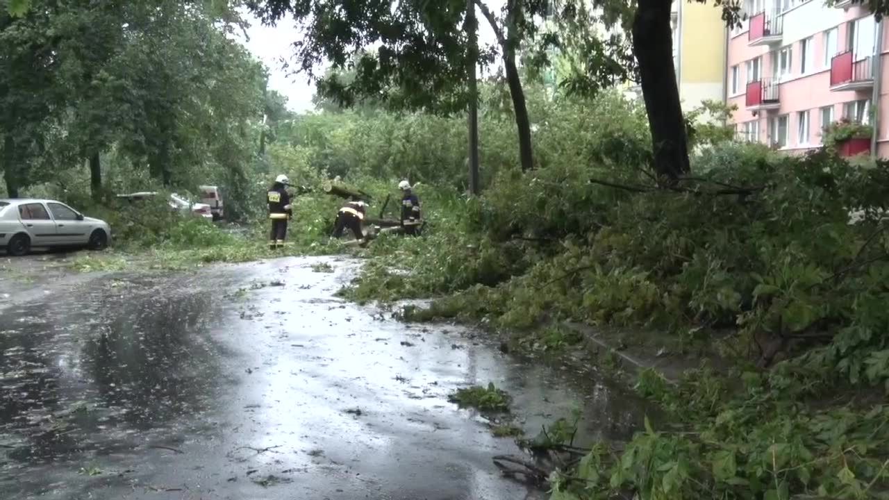 Ponad 20 uszkodzonych budynków, podtopienia i połamane drzewa po nocnej nawałnicy w Lublinie.