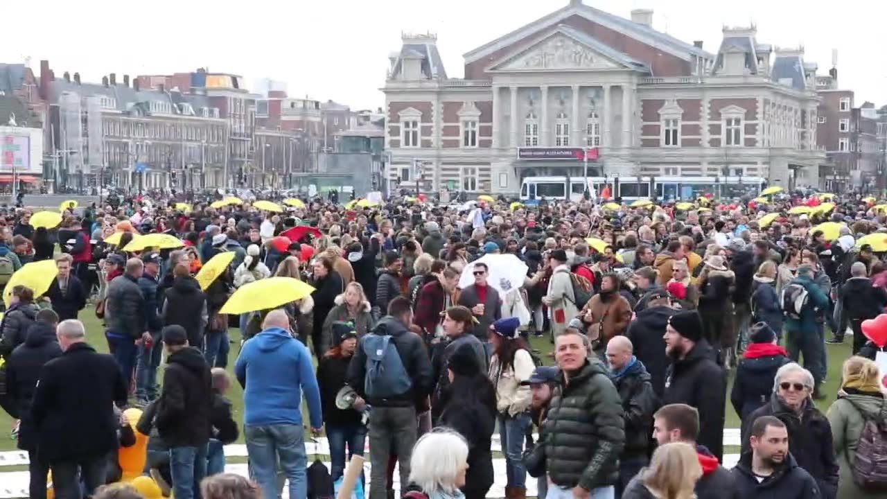 Kilkanaście osób aresztowanych podczas protestu przeciwko obostrzeniom w Amsterdamie.