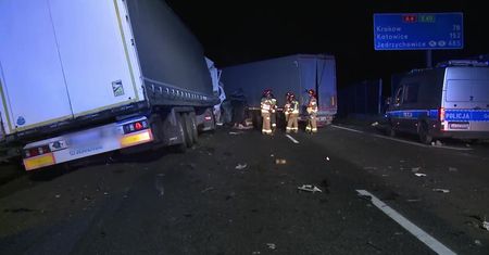 Karambol na autostradzie A4 pod Tarnowem. Zderzyły się 4 samochody ciężarowe i jedna osobówka