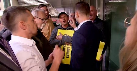 “Panie europośle!” – Lider Agrounii próbował pytać Patryka Jakiego o aferę b. wiceministra Kaczmarczyka