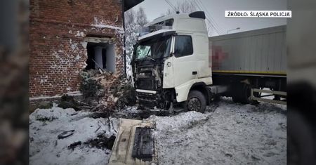 Ciężarówka wypadła z zakrętu i uderzyła w dom jednorodzinny w Ornotowicach na Śląsku