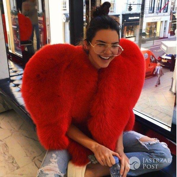 Kendall Jenner w czerwonym futrze