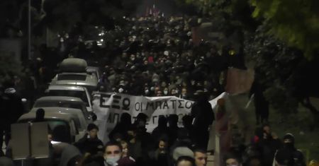 Demonstracja przeciwko brutalności policji zakończyła się bitwą z mundurowymi na ulicach Aten.