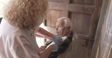 W Katalonii ruszył program domowych szczepień osób powyżej 80 roku życia