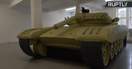 Na wystawie w Bremie można podziwiać… dmuchaną replikę radzieckiego czołgu T-72