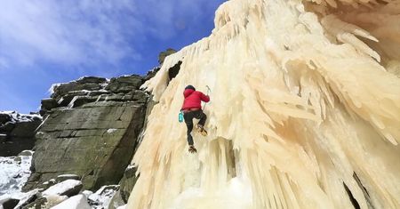 Zamarznięty wodospad Kinder Downfall hitem wśród brytyjskich wspinaczy