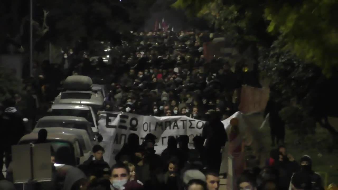 Demonstracja przeciwko brutalności policji zakończyła się bitwą z mundurowymi na ulicach Aten.