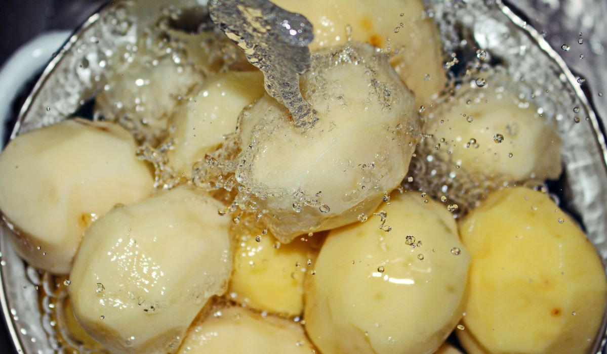 Woda po gotowaniu ziemniaków ląduje w zlewie? Popełniasz poważny błąd
