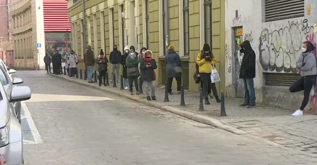 Długa kolejka do punktu pobory wymazów we Wrocławiu.