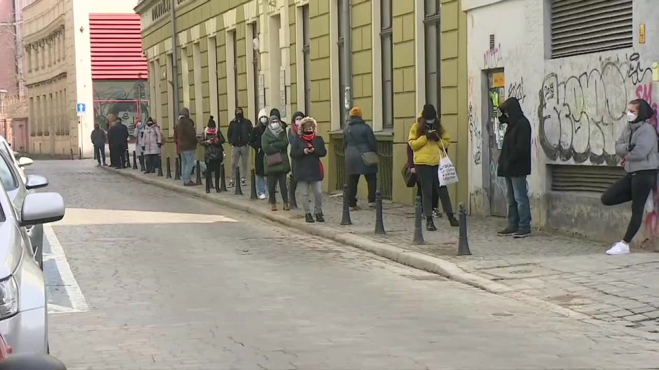 Długa kolejka do punktu pobory wymazów we Wrocławiu.