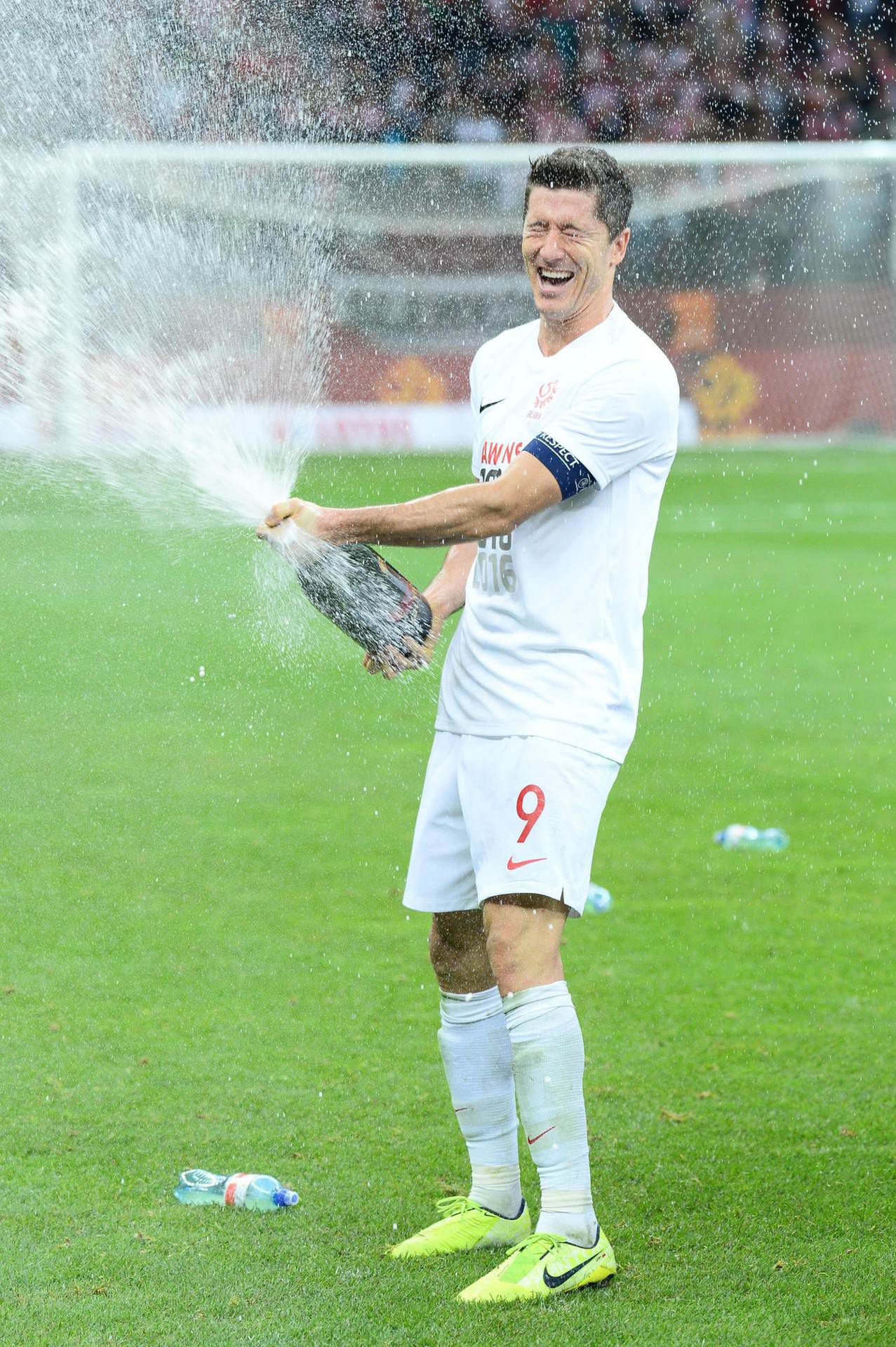 Robert Lewandowski z butelką szampana świętuje awans na EURO 2020