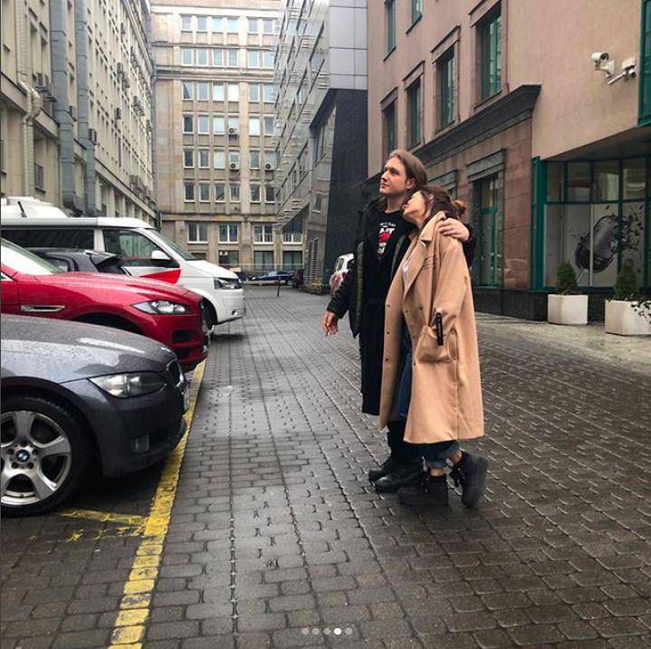 Natalia Szroeder w objęciach przyjaciela