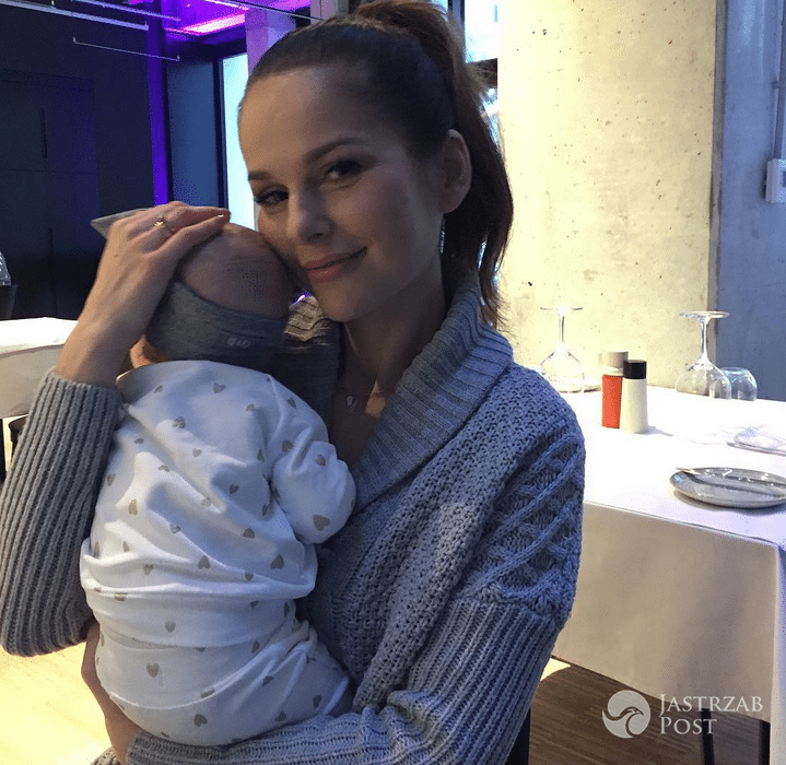 Paulina Sykut z córką Różą w restauracji