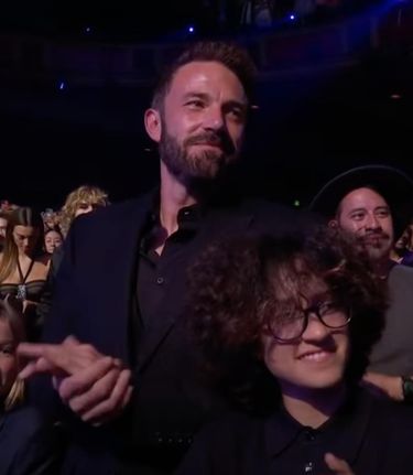 Ben Affleck i Emme dopingują Jennifer Lopez na iHeartRadio Music Awards 2022 | fot. YouTube