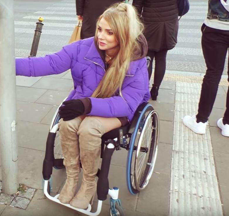 Mamiko na wózku inwalidzkim w ramach eksperymentu