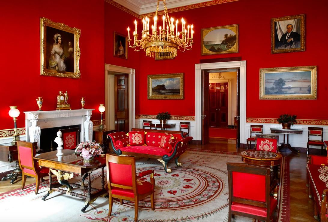 Odświeżenie Czerwonego Pokoju było jednym z projektów, nad którymi Melania Trump pracowała, gdy była w Białym Domu. Ta kultowa przestrzeń po latach zbladła prawie do różu. Na ścianach znajduje się czerwony jedwab Scalamandré i czerwono-złote tapicerowane meble. Stowarzyszenie Historyczne Białego Domu non-profit za odświeżenie wnętrza zapłaciło 300 000 dolarów.