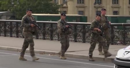 Atak nożownika w komendzie paryskiej policji. Są ofiary śmiertelne