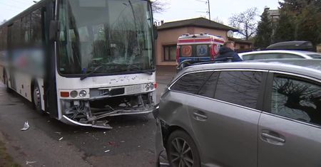 Karambol w Częstochowie. Zderzyły się trzy samochody osobowe i autobus