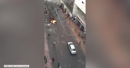 Rozpędzony samochód wjechał w grupę demonstrantów. Szokujące nagranie z Chile