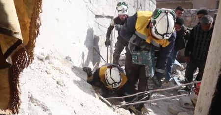 Dziecko wyciągnięte spod gruzów po nalotach w Syrii. Co najmniej pięć ofiar ataku