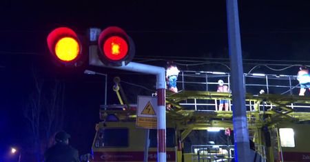 Ciężarówka zerwała trakcję na przejeździe kolejowym pod Szczecinem. Ruch pociągów wstrzymany na kilka godzin
