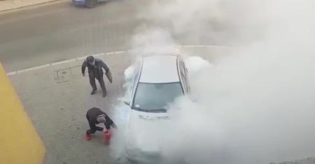 Samochód zapalił się podczas jazdy i wjechał na parking w Bolesławcu