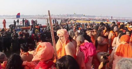 140 milionów wiernych wykąpie się w świętej wodzie trzech rzek. Obchody święta Ardh Kumbh Mela w Indiach