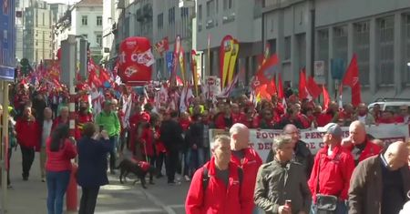 Związkowcy demonstrowali przed siedzibą Unii Europejskiej. Domagają się lepszych warunków pracy