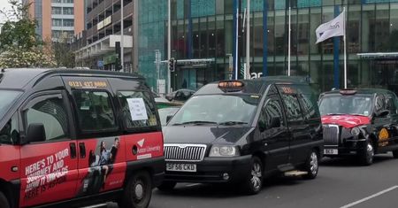 Protest taksówkarzy w Birmingham. Kością niezgody opłaty za wjazd do Strefy Czystego Powietrza