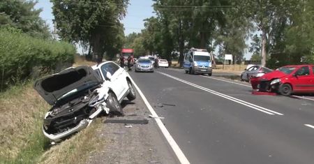 Pięć osób zostało rannych w zderzeniu trzech samochodów w woj. łódzkim