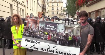 „Wolność dla J. Assange’a”. Żółte Kamizelki z wyrazami wsparcia dla założyciela WikiLeaks