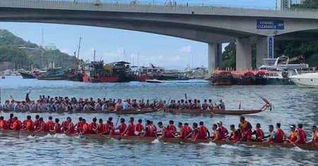 W Hongkongu odbył się festiwal smoczych łodzi. Nie zabrakło sportowej rywalizacji