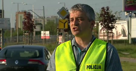 Ciężarówka nie zmieściła się pod kładką dla pieszych. Kierowca i pasażer trafili do szpitala