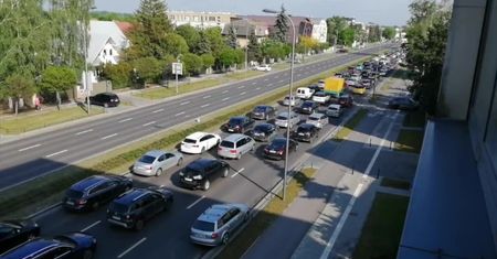 Paraliż komunikacyjny na południu Warszawy. Autobus zderzył się z ciężarówką w Wilanowie