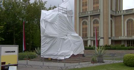 Licheński pomnik z figurą księdza Eugeniusza M. zasłonięty plandeką
