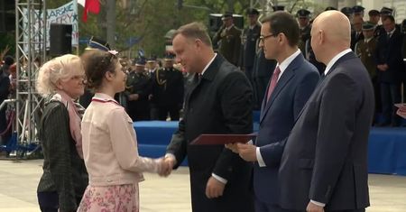 Prezydent wręczył medale „Młodego Bohatera” dzieciom, które uratowały bliskich z pożarów