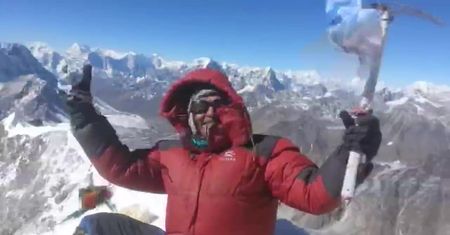 Seropozytywny himalaista zdobył Mount Everest.