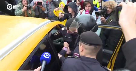 Rosyjska opozycjonistka wyszarpana z taksówki. 600 osób zatrzymanych po proteście w Moskwie