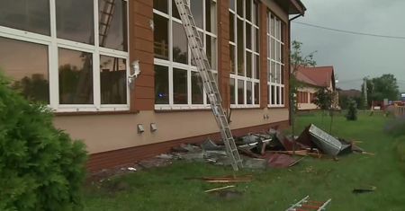 Trąba powietrzna pod Tarnowem. “Było ciemno i straszna wichura”