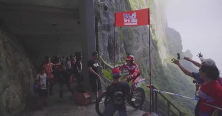 Drabina do Nieba zdobyta w 56 sekund. Niezwykły wyczyn chińskiego motocyklisty