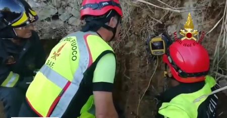 Pies utknął w tunelu. Uratowano go przy pomocy koparki