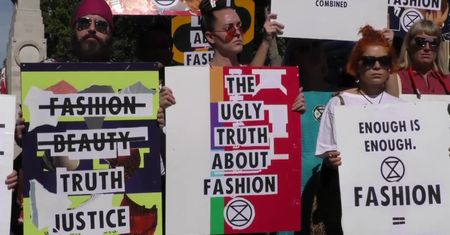 Protest ekologów przeciwko “ziemiobójstwu” podczas targów Fashion Week w Londynie