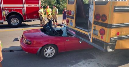 62-letni kierowca wjechał w autobus szkolny. Na pokładzie było 60 dzieci