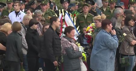 Tysiące ludzi na nabożeństwach żałobnych w Kerczu. Potwierdzono śmierć 21 osób w ataku na technikum