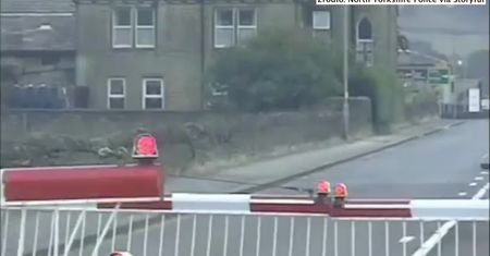 Mężczyzna uciekał przed policją wycofanym ze służby ambulansem. Kontynuował ucieczkę nawet po wjechaniu w szlaban kolejowy W